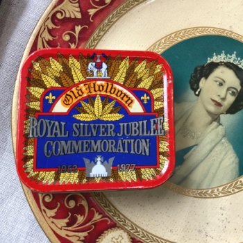 エリザベス女王シルバージュビリー記念　タバコ缶 - UK雑貨店 GILLESPIE ROAD