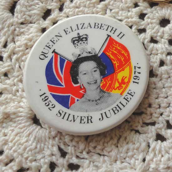 エリザベス女王即位25周年 Silver Jubileeバッジ - :UK雑貨店 