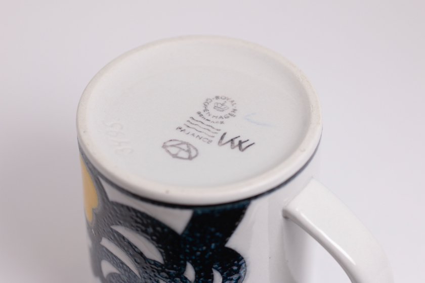 royal copenhagen year mug 1976 ロイヤルコペンハーゲン イヤーマグー- 北欧雑貨と暮らしの道具lotta  神戸にある北欧雑貨と暮らしの道具lottaのオンラインストア【アラビア,クイストゴーなどの北欧ヴィンテージ食器,ソルテグラスジュエリーなどの作家の作品が並びます】