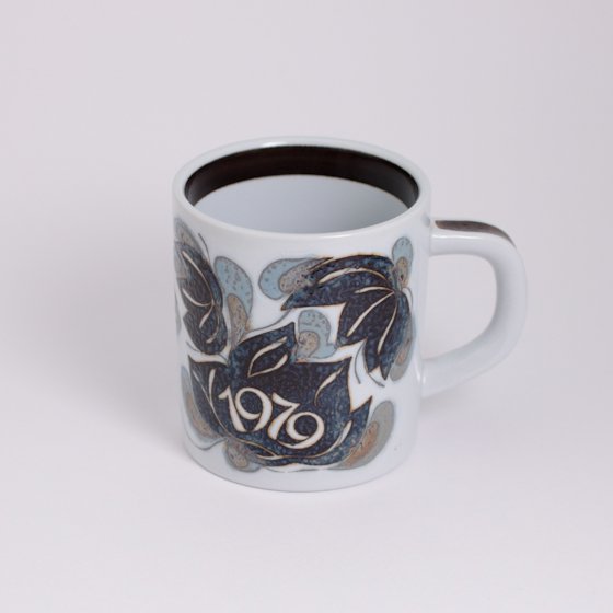 royal copenhagen year mug 1979 ロイヤルコペンハーゲン イヤーマグー- 北欧雑貨と暮らしの道具lotta  神戸にある北欧雑貨と暮らしの道具lottaのオンラインストア【アラビア,クイストゴーなどの北欧ヴィンテージ食器,ソルテグラスジュエリーなどの作家の作品が並びます】