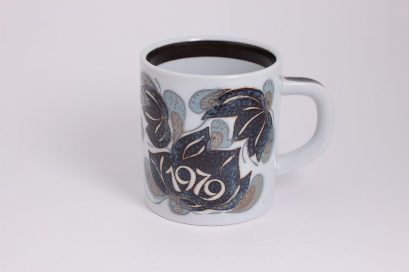 royal copenhagen year mug 1979 ロイヤルコペンハーゲン イヤーマグー- 北欧雑貨と暮らしの道具lotta  神戸にある北欧雑貨と暮らしの道具lottaのオンラインストア【アラビア,クイストゴーなどの北欧ヴィンテージ食器,ソルテグラスジュエリーなどの作家の  ...