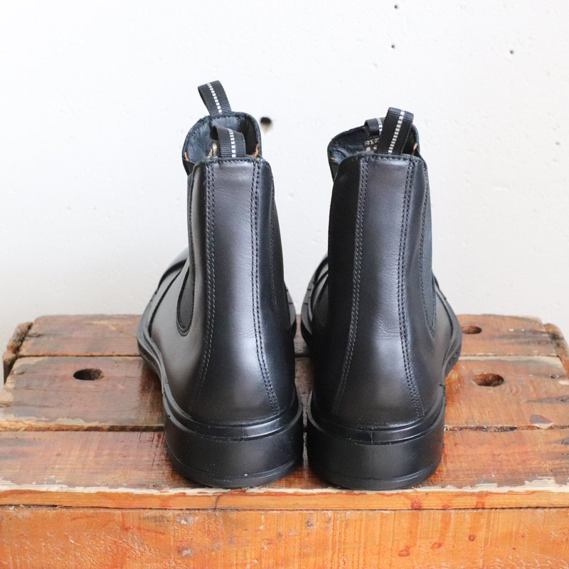 Side gore Boots    Black