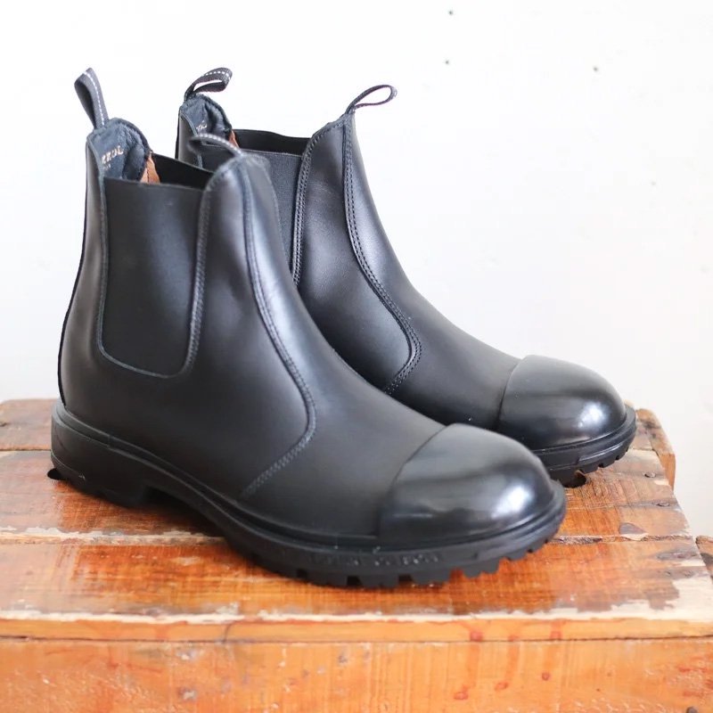 Side gore Boots    Black