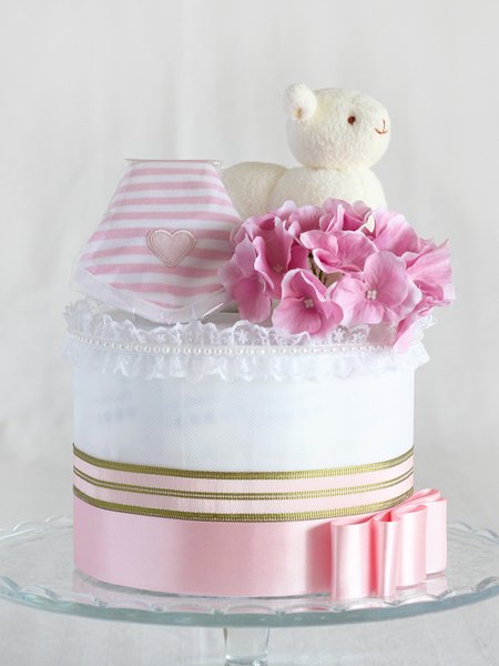 出産祝いに人気 １段おむつケーキ スタイとぬいぐるみ付きおむつケーキ メリイ ピンク おむつケーキのお店 Angel Cake