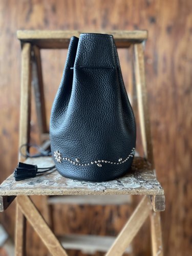 シュリンクシボレザー素材 巾着ポーチ フラワースタッズ  ブラック / Shrink Shibo Leather Drawstring bag BLACK