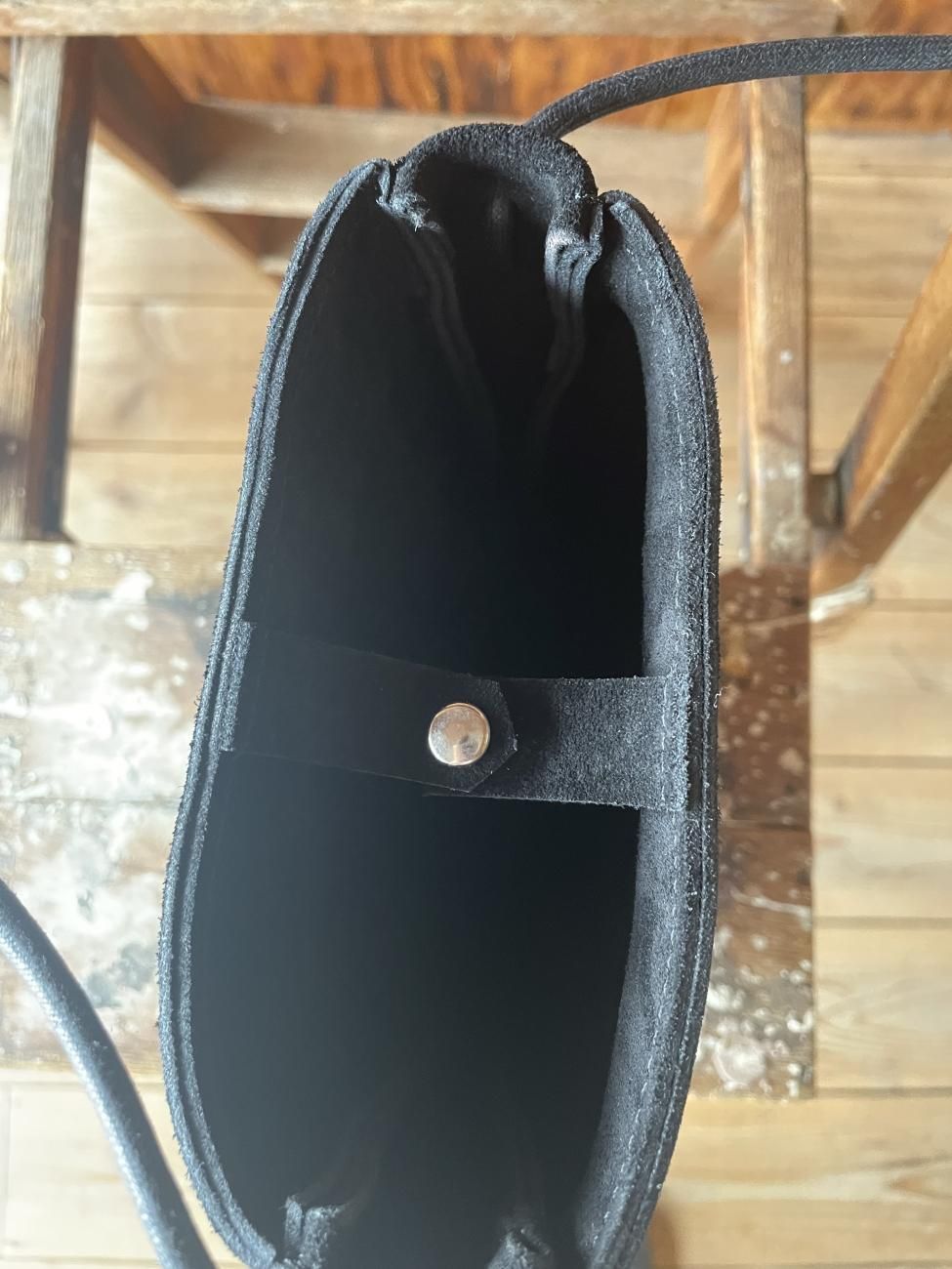 スエードレザースタッズ ネックバッグ / Suede Leather Studs