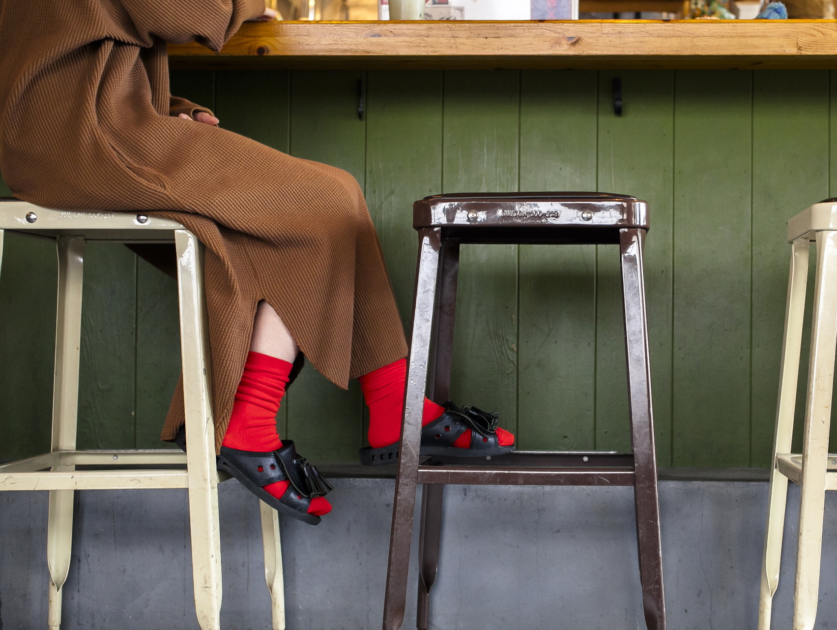 赤い靴下を履いた女性