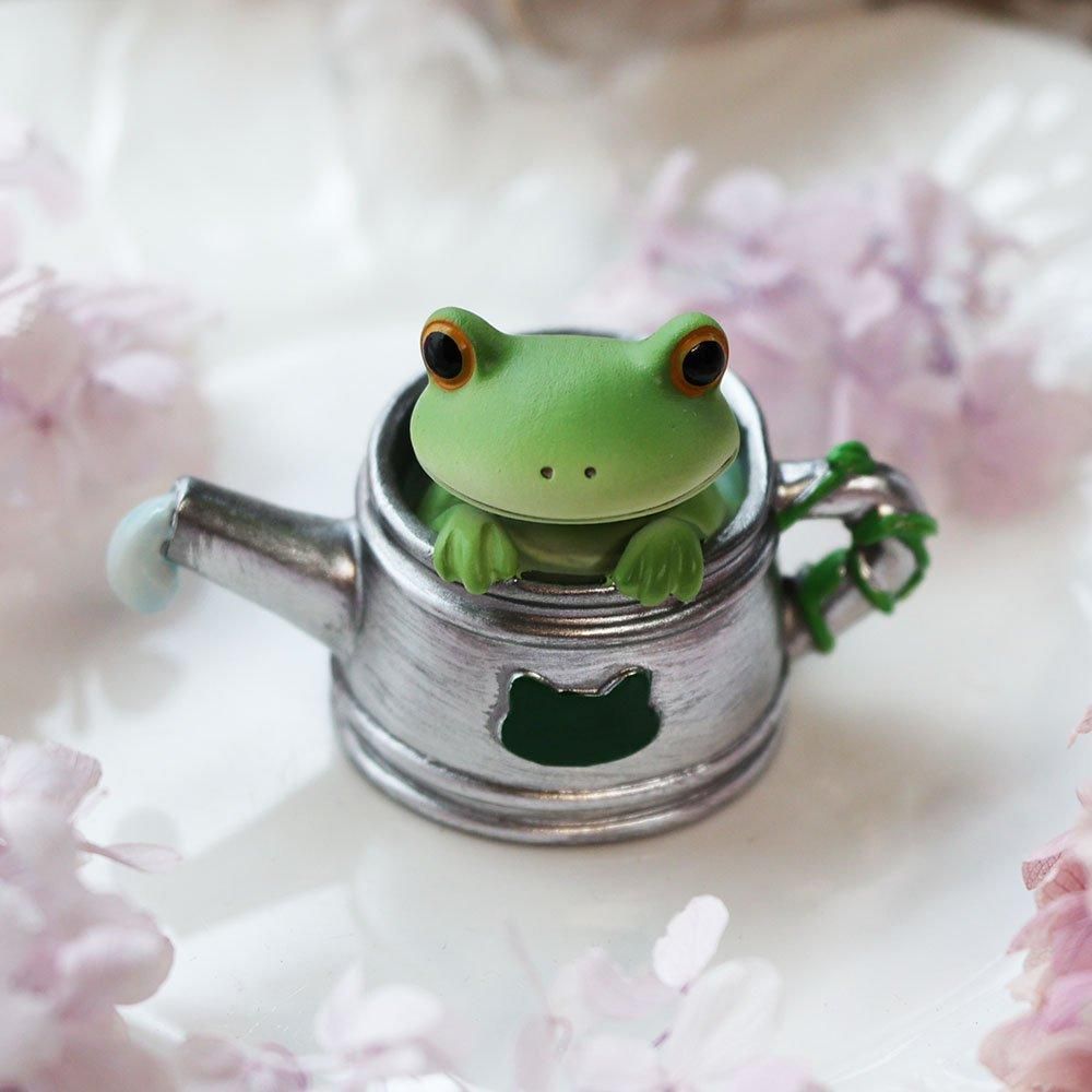 かえるの置物 陶器 白い蛙 王冠カエル 俗っぽい