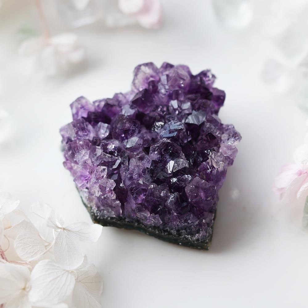【来福】ウルグアイ産⭐️透明ラベンダーアメジスト笑口⭐️ライト⭐️龍穴⭐️N9⭐️台座付き アメジストクラスター ウルグアイ産 台座付属 182-8014 – 天然石