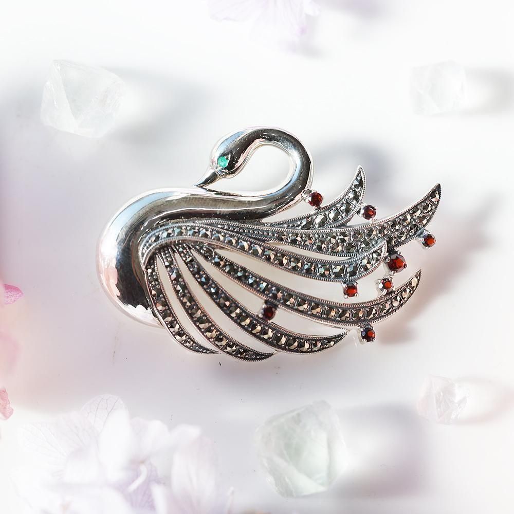 白鳥の銀製ブローチ（エメラルド・ガーネット） - 海福雑貨通販部