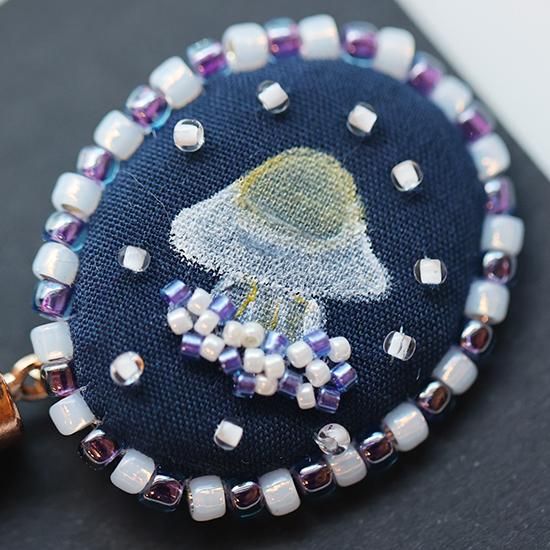 ビーズ 刺繍ブローチ 猫 忍び込ん みかん×黒猫