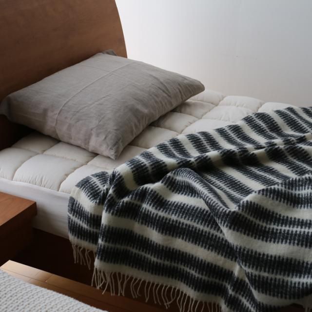 KLIPPAN スロー 〈ハーバル・ブラック/ホワイト〉 シングルサイズ KLIPPAN（クリッパン）スロー 〈ハーバル・ブラック/ホワイト