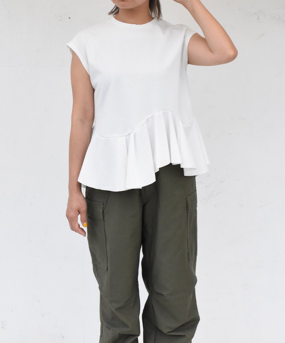 CHIGNONForm Peplum Pullover (White)<img class='new_mark_img2' src='https://img.shop-pro.jp/img/new/icons20.gif' style='border:none;display:inline;margin:0px;padding:0px;width:auto;' />