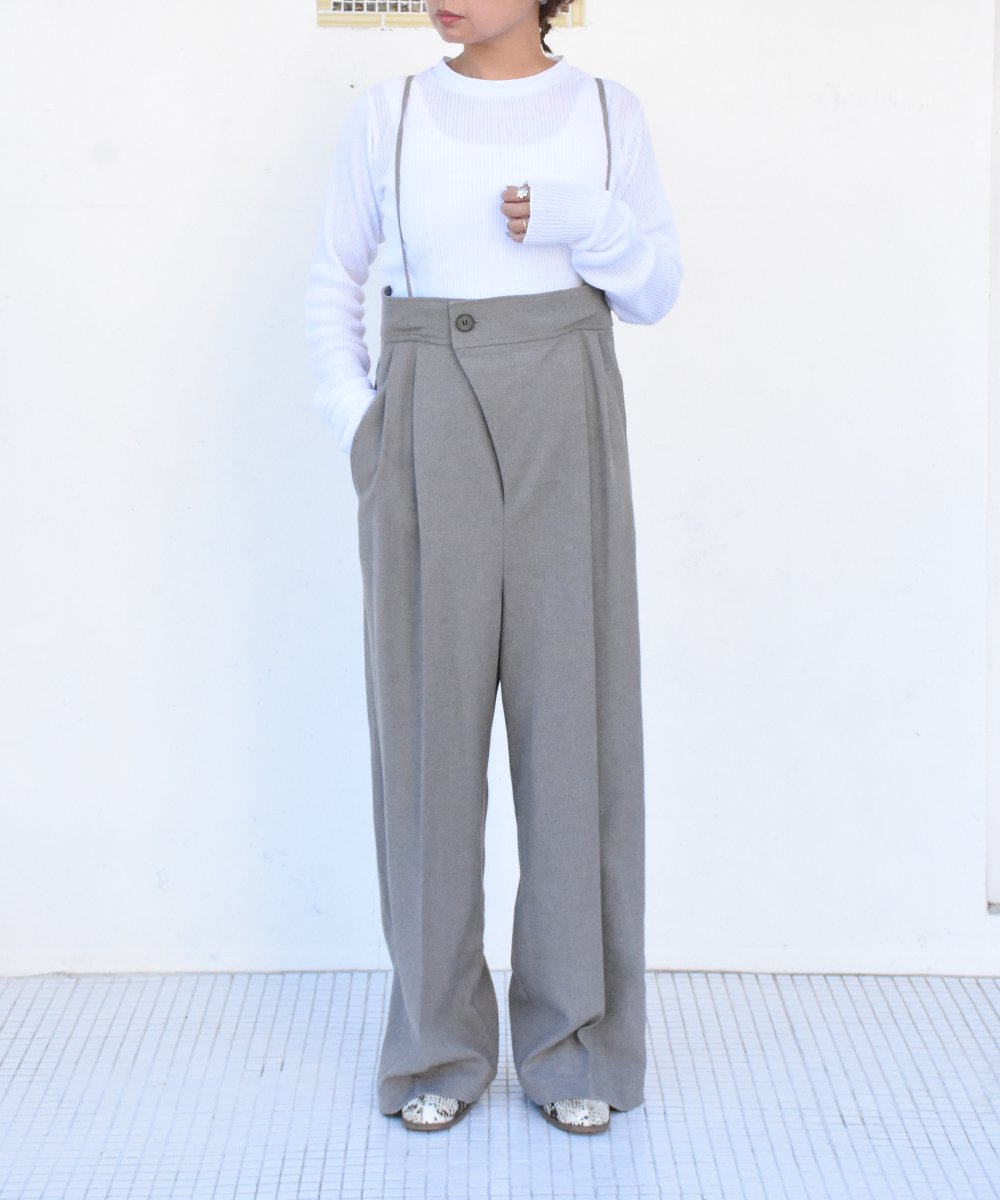 CHIGNONSuspender Pants (L/BEIGE)<img class='new_mark_img2' src='https://img.shop-pro.jp/img/new/icons8.gif' style='border:none;display:inline;margin:0px;padding:0px;width:auto;' />