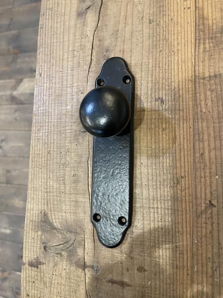 プクフグのページです。 1,820ブラックレール支給品、棚板、ポール取手付 POSH LIVING 取っ手 ハンドル 金具 DIY アイアンハンドルS 63157