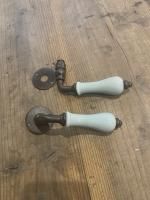 アンティーク 陶器ドアノブセット イチゴ✕モノグラムのMが描かれたレトロ調のドアノブ（ロココ