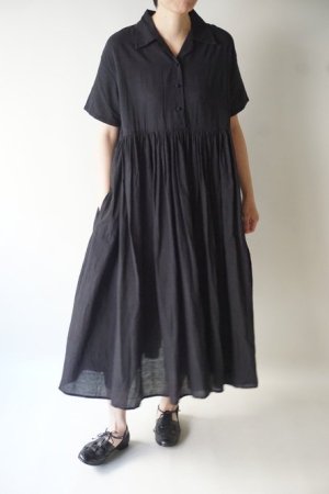<img class='new_mark_img1' src='https://img.shop-pro.jp/img/new/icons58.gif' style='border:none;display:inline;margin:0px;padding:0px;width:auto;' />Khadi and Co.FLORA A.Plan Cotton Dress Black