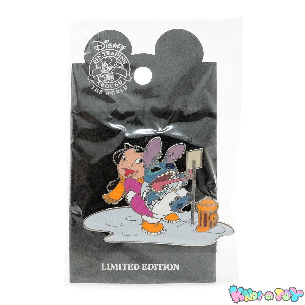 Disney Shoppingディズニーショッピング・Pin/ピンバッジ/ピンズ「Lilo&Stitch・Licking a  Pole・Winter/リロ＆スティッチ・リッキングアポール・ウィンター」 - KNot a TOY/ノットアトイ