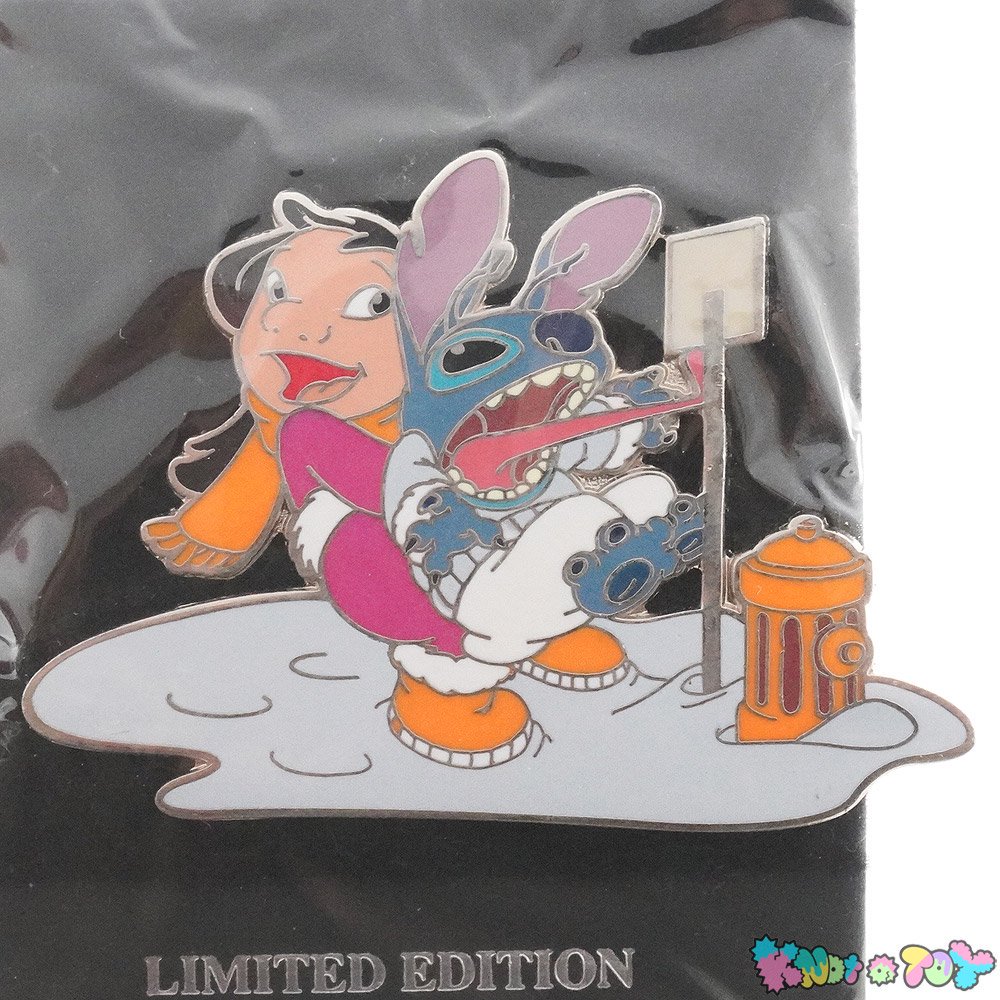 Disney Shoppingディズニーショッピング・Pin/ピンバッジ/ピンズ「Lilo&Stitch・Licking a  Pole・Winter/リロ＆スティッチ・リッキングアポール・ウィンター」 - KNot a TOY/ノットアトイ