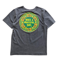 <img class='new_mark_img1' src='https://img.shop-pro.jp/img/new/icons15.gif' style='border:none;display:inline;margin:0px;padding:0px;width:auto;' />HAVE A GRATEFUL DAY DOILY LOGO TEE