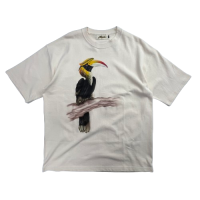 <img class='new_mark_img1' src='https://img.shop-pro.jp/img/new/icons15.gif' style='border:none;display:inline;margin:0px;padding:0px;width:auto;' />Nasngwam. GRATE INDIAN HORNBILL TEE NATURAL
