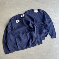 <img class='new_mark_img1' src='https://img.shop-pro.jp/img/new/icons15.gif' style='border:none;display:inline;margin:0px;padding:0px;width:auto;' />RELAX FIT MUFF POCKET CREW SWEAT NAVY