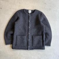 <img class='new_mark_img1' src='https://img.shop-pro.jp/img/new/icons15.gif' style='border:none;display:inline;margin:0px;padding:0px;width:auto;' />JACKMAN Wool Collarless Jacket Heather Black