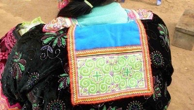 モン族の民族衣装の襟_織り人