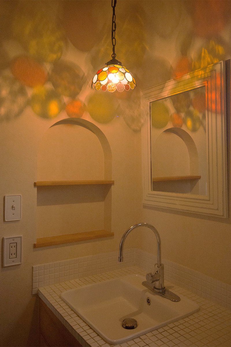 洗面所　温かみのあるオレンジ色のペンダントランプ