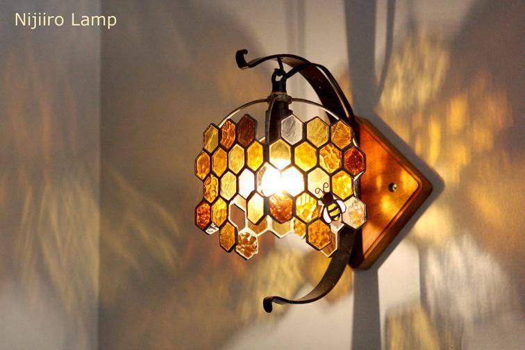 ブラケットランプ　Honeybee umber　ミツバチ アンバー - オリジナルランプの専門店 Nijiiro Lamp  【ニジイロランプ｜ステンドグラス｜インテリア】