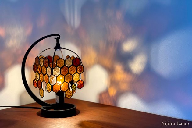 テーブルランプ　Honeybee amber　ミツバチ アンバー - オリジナルランプの専門店 Nijiiro Lamp  【ニジイロランプ｜ステンドグラス｜インテリア】