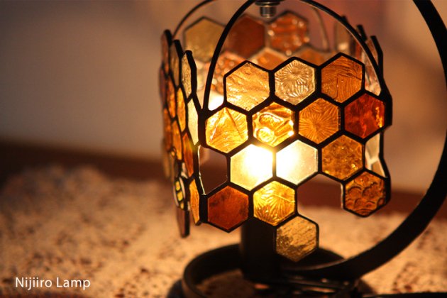テーブルランプ　Honeybee amber　ミツバチ アンバー - オリジナルランプの専門店 Nijiiro Lamp  【ニジイロランプ｜ステンドグラス｜インテリア】