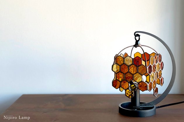 テーブルランプ　Honeybee amber　ミツバチ アンバー - オリジナルランプの専門店 Nijiiro Lamp  【ニジイロランプ｜ステンドグラス｜インテリア】