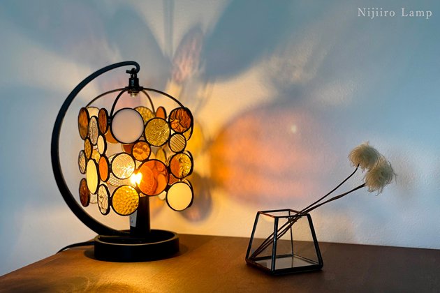 【Nijiiro Lamp｜ニジイロランプ】 ステンドグラスの テーブルランプ　Nijiiro drops amberドロップスアンバー