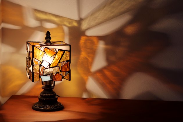 【Nijiiro Lamp｜ニジイロランプ】 ステンドグラスの テーブルランプ Kakera square amber 〔カケラ スクエア アンバー〕