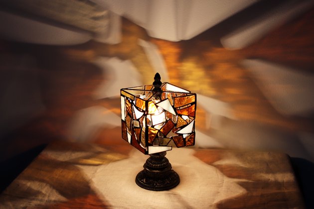 【Nijiiro Lamp｜ニジイロランプ】 ステンドグラスの テーブルランプ Kakera square amber 〔カケラ スクエア アンバー〕