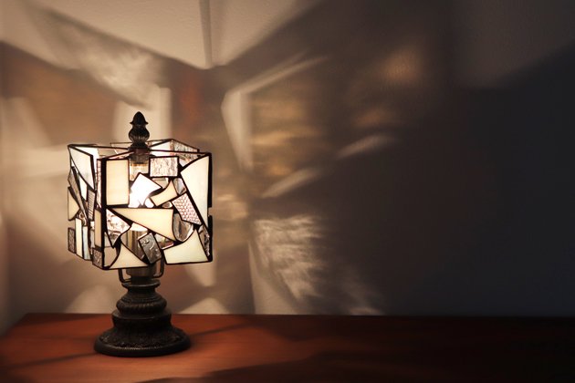 【Nijiiro Lamp｜ニジイロランプ】 ステンドグラスの テーブルランプ Kakera square white 〔カケラ スクエア ホワイト〕