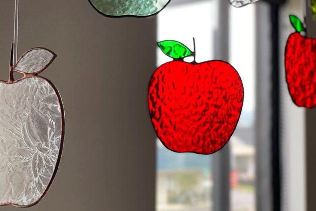 【Nijiiro Lamp｜ニジイロランプ】 ステンドグラスのオーナメント りんご 赤