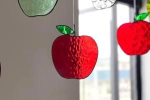 りんご4点セット　林檎のステンドグラスランプとAppleガラス小物 Apples！ ステンドグラスのりんご・リンゴ・林檎 サン
