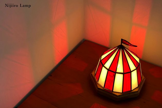 【Nijiiro Lamp｜ニジイロランプ】 ステンドグラスの テーブルランプ Circustent first red サーカステント ファースト  レッド