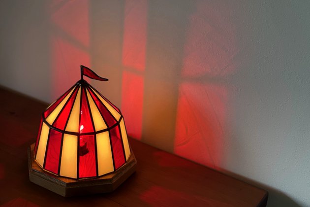 【Nijiiro Lamp｜ニジイロランプ】 ステンドグラスの テーブルランプ Circustent first red サーカステント ファースト  レッド