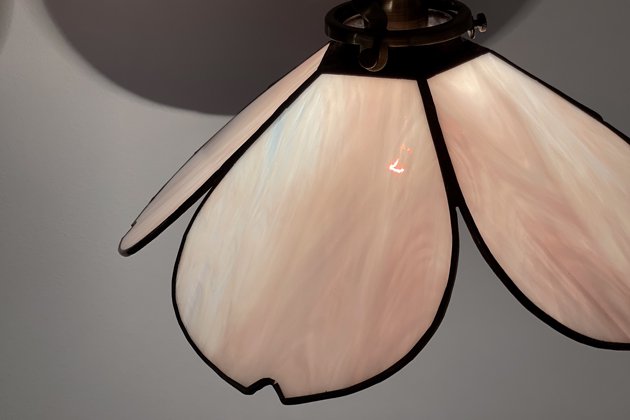 【Nijiiro Lamp｜ニジイロランプ】 ステンドグラスのペンダントランプ Sakura さくら シェルピンク