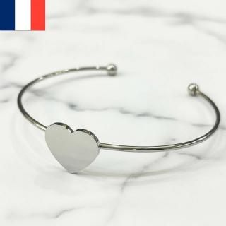澄んだシルバーカラーの華奢なフリーサイズバングルに、つやめくハートを一粒。手元を上品に整え、ステンレススチールで水や汗に強く色持ち良好。軽やかな着け心地でデイリーにも贈り物にも。の商品画像
