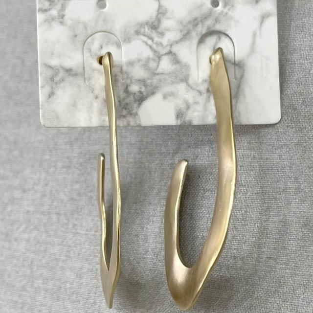 個性派な魅力が光る！【マットゴールド】ピアス｜USA直輸入