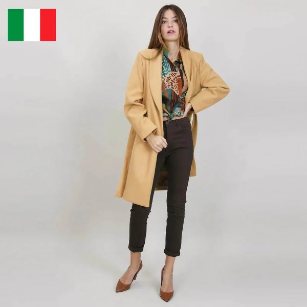 イタリア製ファブリックを使用した高品質なベルテッドコートはイタリア