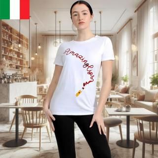 リップスティック柄のロングTシャツ。綿100%天竺で軽やか、長め丈で体型カバーしつつ安心感。白地に赤が映え、通勤にも週末にも着回せる大人カジュアルなプリントカットソー。の商品画像