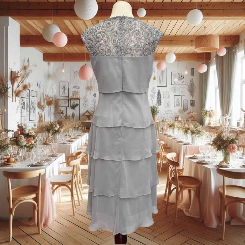 ALEX EVENING】グレーの刺繍プリーツドレス｜コード刺繍＆スパンコール