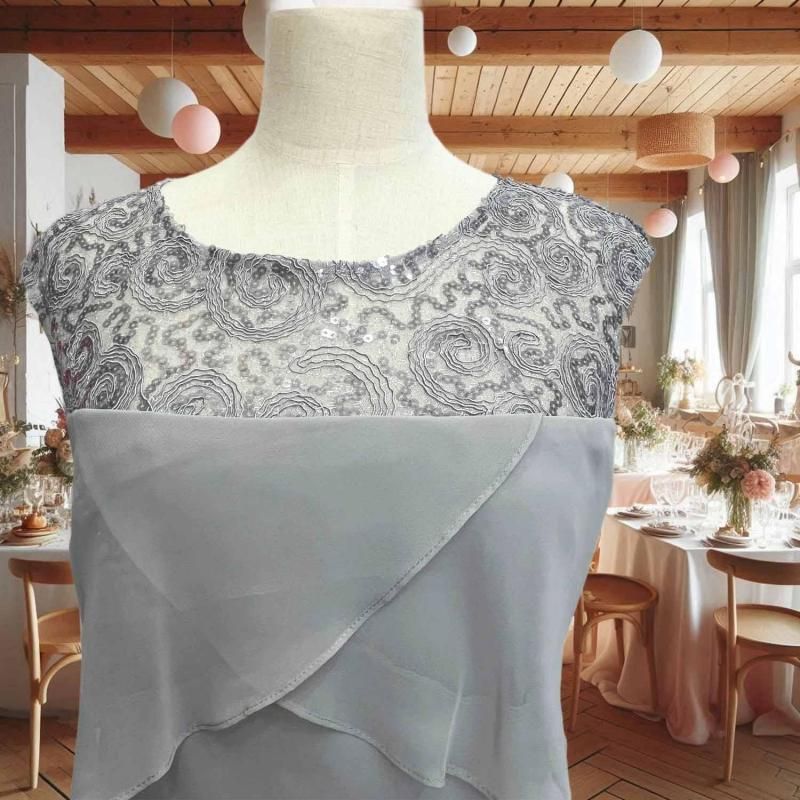 ALEX EVENING】グレーの刺繍プリーツドレス｜コード刺繍