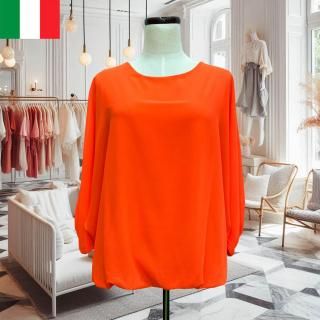 イタリア直輸入の目を奪う鮮やかな蛍光オレンジブラウス。軽やかなシフォン素材とストレッチ裏地で着心地抜群。バットウィング袖と裾ブラウジングで体型カバー万全。春秋冬の3シーズン対応。の商品画像