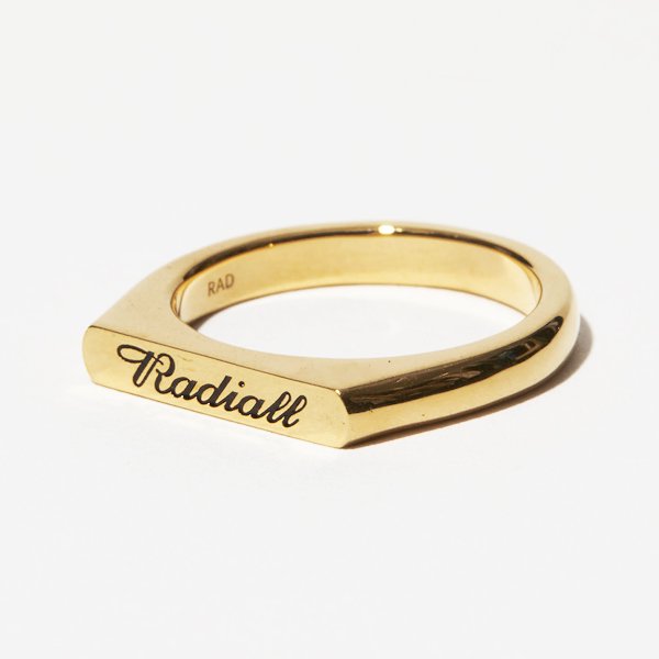 RADIALL SCRIPT - PINKY SIGNET RING / 18K PLATED